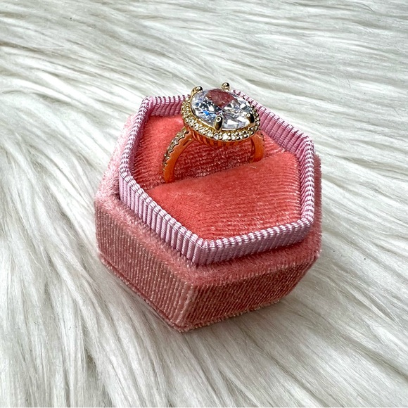 💎 Oval CZ Halo Ring with Gold Tone Setting Size 7 💎 - Picture 2 of 5